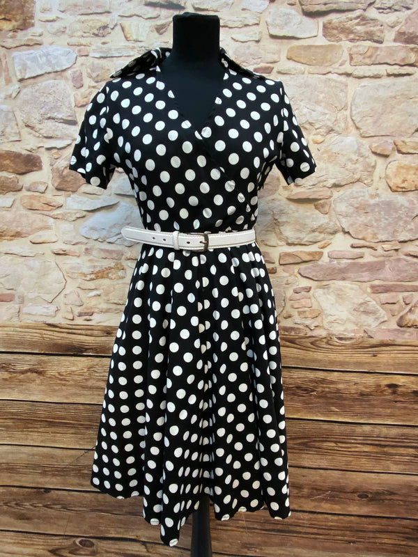 „Schwarz weißes 50er Jahre Kleid mit großen Punkten, weißem Gürtel und schwingendem Rock in Größe 42“