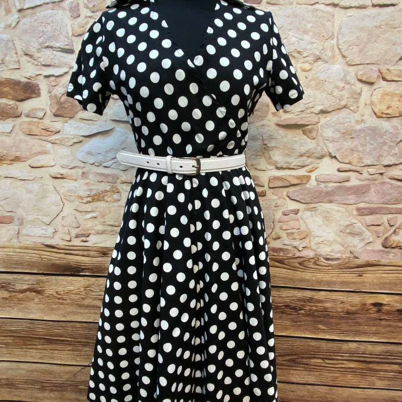 „Schwarz weißes 50er Jahre Kleid mit großen Punkten, weißem Gürtel und schwingendem Rock in Größe 42“
