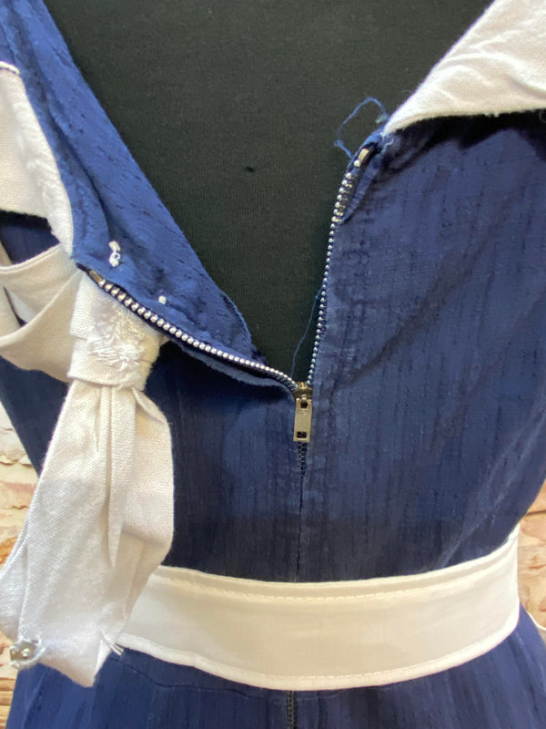 „Detailansicht vom Rücken des 50er Jahre Vintage Kleides mit Schleife, Gürtel und Metallreißverschluss“