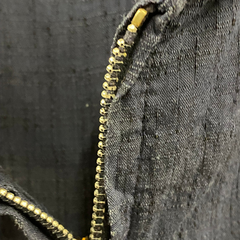 „Nahaufnahme des Metallreißverschlusses am originalen handgefertigten 50er Jahre Kleid in Marineblau“