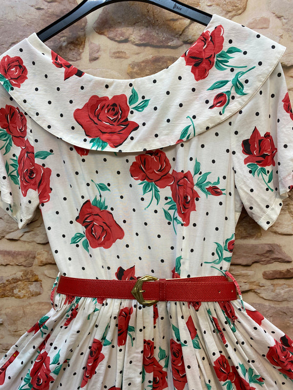Bild 2: „Detailansicht originales 50er Jahre Kleid mit Rosenprint, Polka Dots, weitem Rundkragen und rotem Gürtel“