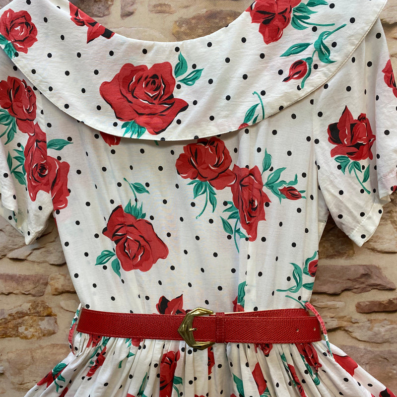 Bild 2: „Detailansicht originales 50er Jahre Kleid mit Rosenprint, Polka Dots, weitem Rundkragen und rotem Gürtel“