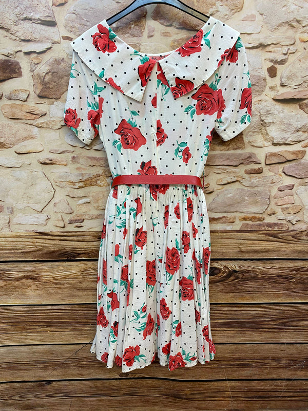 Bild 4: „Rückansicht originales 50er Jahre Kleid mit Rosenmuster, Polka Dots, rotem Gürtel und weitem Rock“
