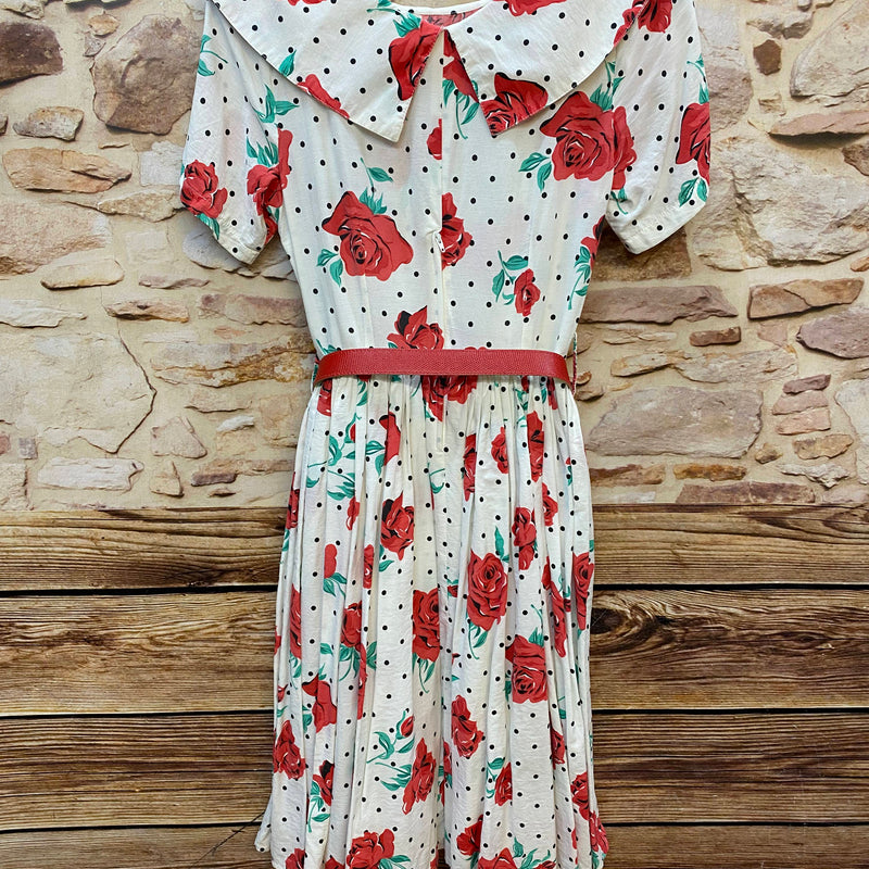 Bild 4: „Rückansicht originales 50er Jahre Kleid mit Rosenmuster, Polka Dots, rotem Gürtel und weitem Rock“