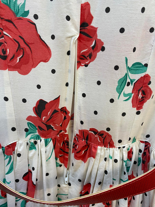 Bild 5: „Detail Rückseite 50er Jahre Kleid Vintage mit Reißverschluss, Rosenprint und rotem Gürtel“