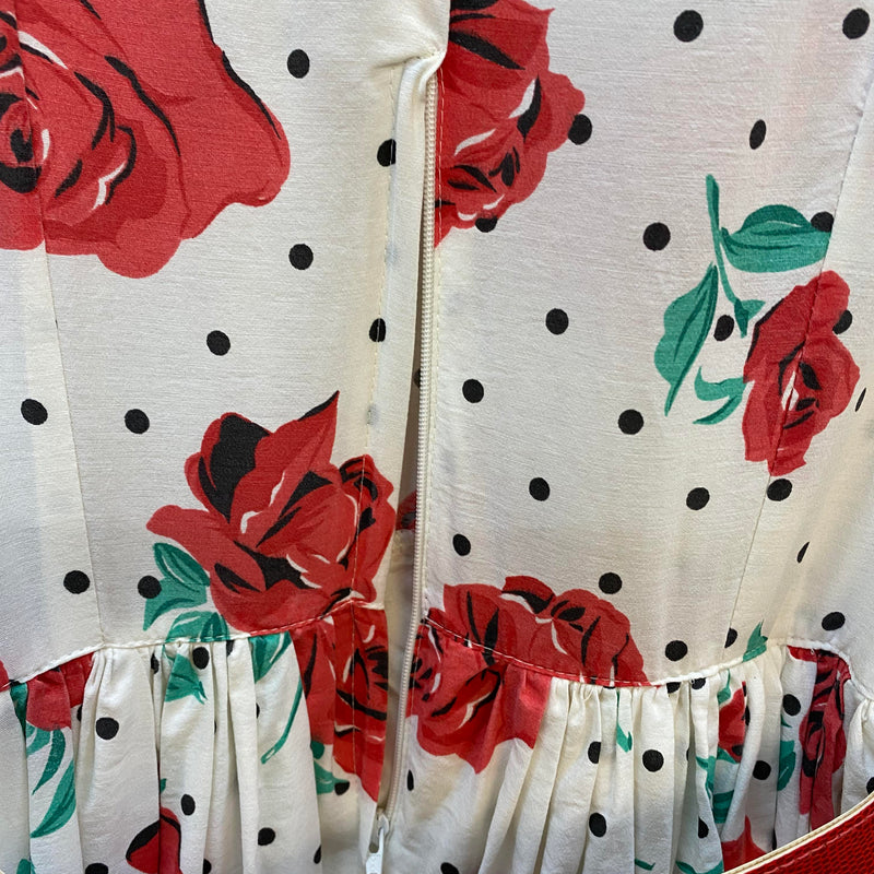 Bild 5: „Detail Rückseite 50er Jahre Kleid Vintage mit Reißverschluss, Rosenprint und rotem Gürtel“