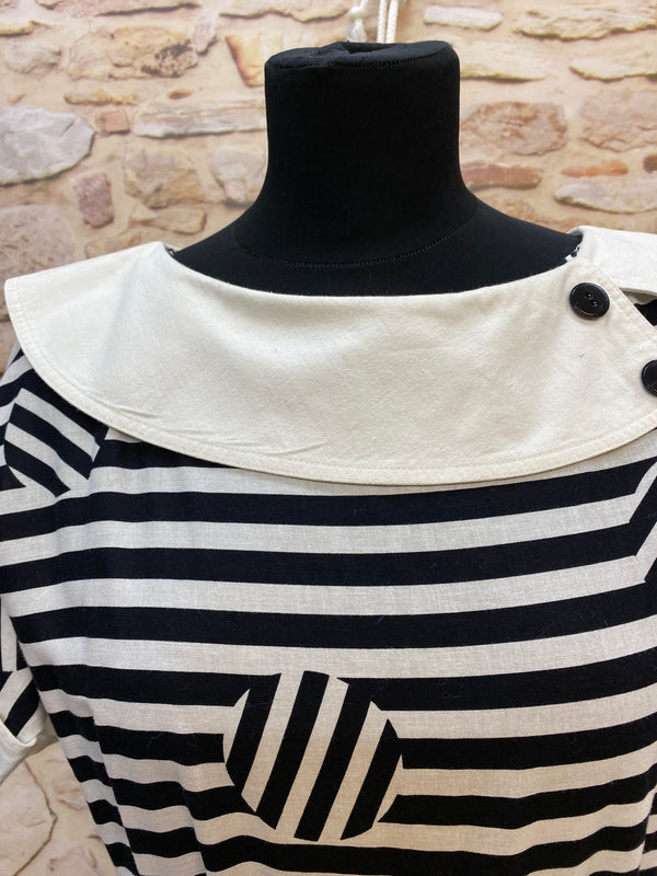 „Detailansicht vom Vintage 50er Jahre Kleid mit großem cremefarbenem Kragen und schwarzen Knöpfen“
