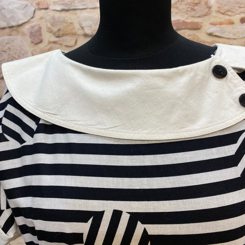 „Detailansicht vom Vintage 50er Jahre Kleid mit großem cremefarbenem Kragen und schwarzen Knöpfen“