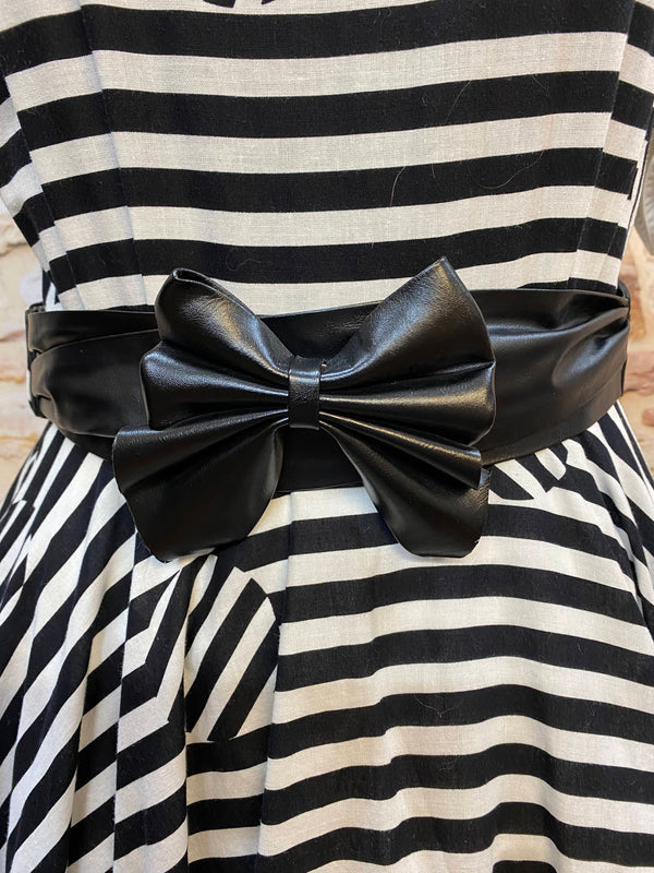 „Schwarzer Schleifengürtel an gestreiftem Vintage 50er Jahre Rockabilly Kleid in Schwarz Creme“
