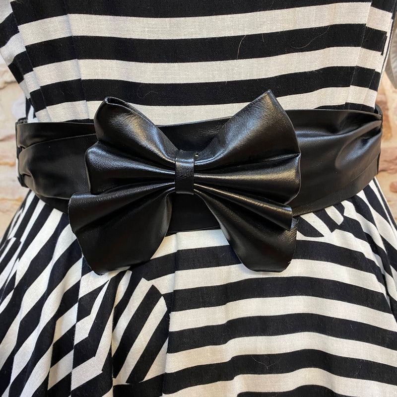 „Schwarzer Schleifengürtel an gestreiftem Vintage 50er Jahre Rockabilly Kleid in Schwarz Creme“