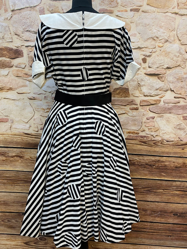 „Rückansicht vom Vintage 50er Jahre Swingkleid schwarz creme gestreift mit Reißverschluss“
