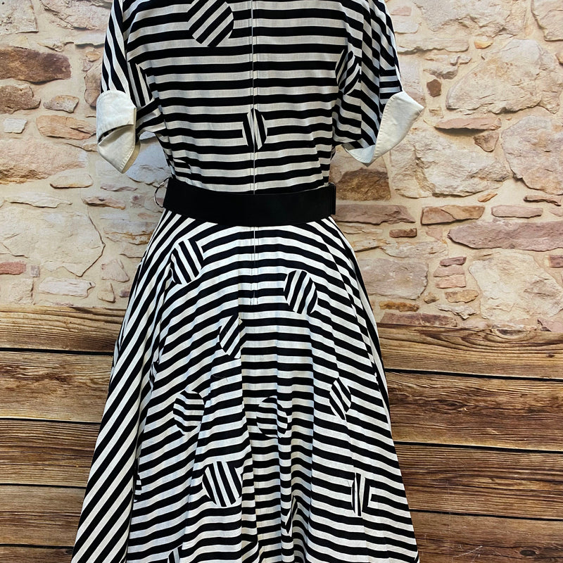 „Rückansicht vom Vintage 50er Jahre Swingkleid schwarz creme gestreift mit Reißverschluss“