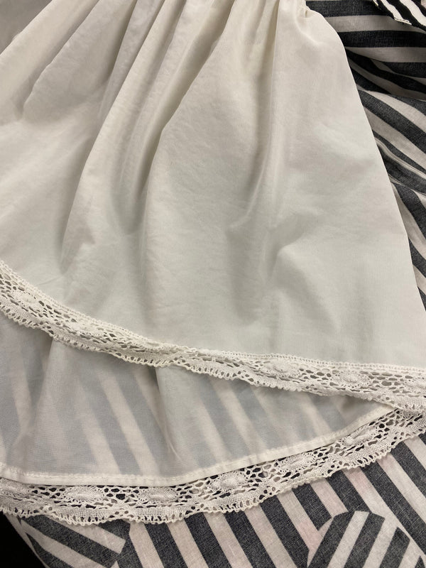 „Detail vom eingenähten Unterrock mit Spitzenabschluss bei Vintage 50er Jahre Kleid“