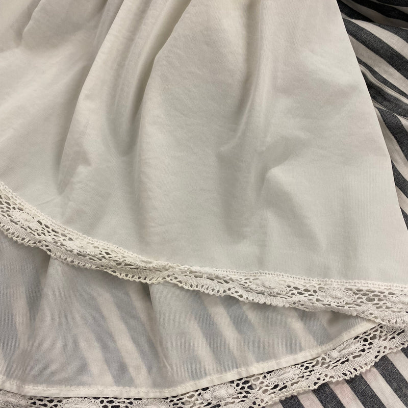 „Detail vom eingenähten Unterrock mit Spitzenabschluss bei Vintage 50er Jahre Kleid“