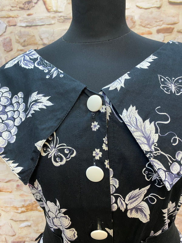 „Detailansicht vom Rockabilly Kleid schwarz weiß mit großem Kragen und cremefarbenen Knöpfen“