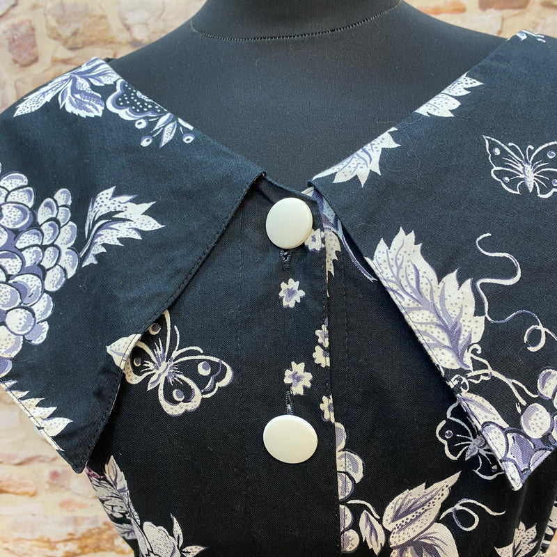 „Detailansicht vom Rockabilly Kleid schwarz weiß mit großem Kragen und cremefarbenen Knöpfen“