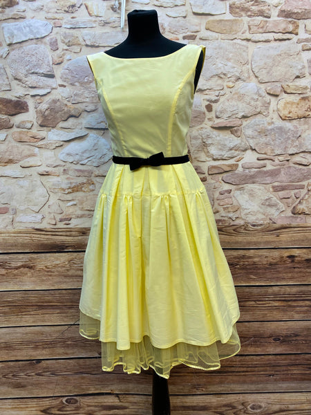 „Hellgelbes 50er Jahre Kleid von Swing in Größe 34 mit schwarzem Samtgürtel und schwingendem Rock“