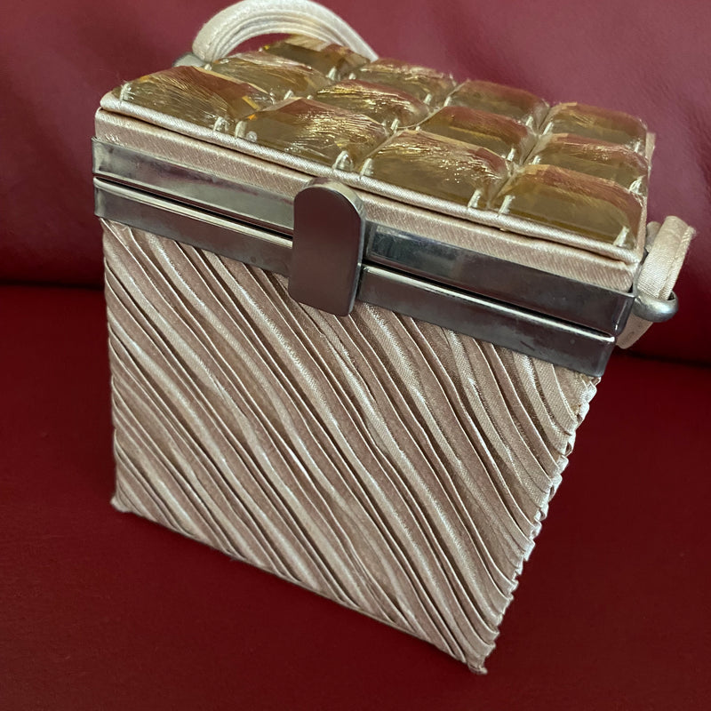 Vintage Box-Handtasche 1950er, champagnerfarbener Satin mit gefächertem Faltenmuster, Deckel aus klaren Lucite-Steinen, 11 × 11 × 9 cm.