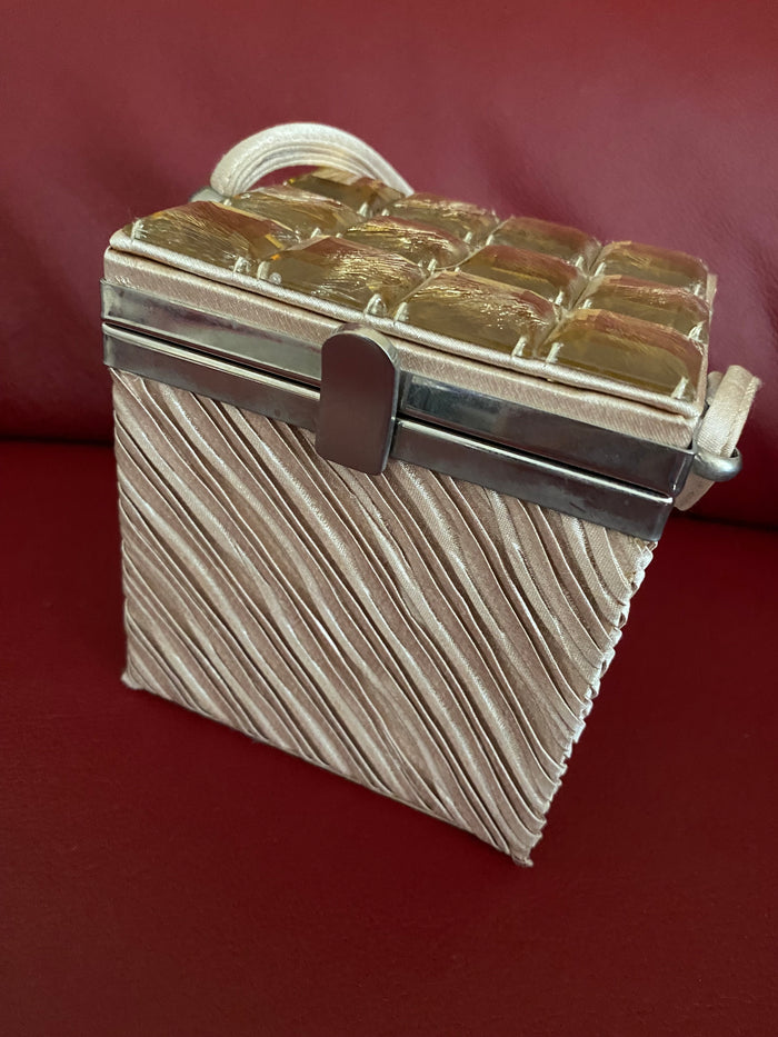 Vintage Box-Handtasche 1950er, champagnerfarbener Satin mit gefächertem Faltenmuster, Deckel aus klaren Lucite-Steinen, 11 × 11 × 9 cm.