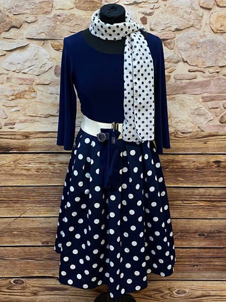 „50er Jahre Rockabilly Outfit dunkelblaues Kleid mit weißen Polka Dots und Gürtel“