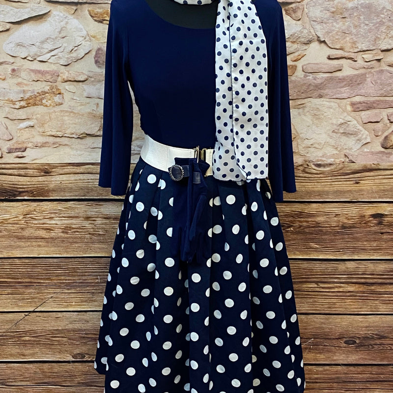 „50er Jahre Rockabilly Outfit dunkelblaues Kleid mit weißen Polka Dots und Gürtel“