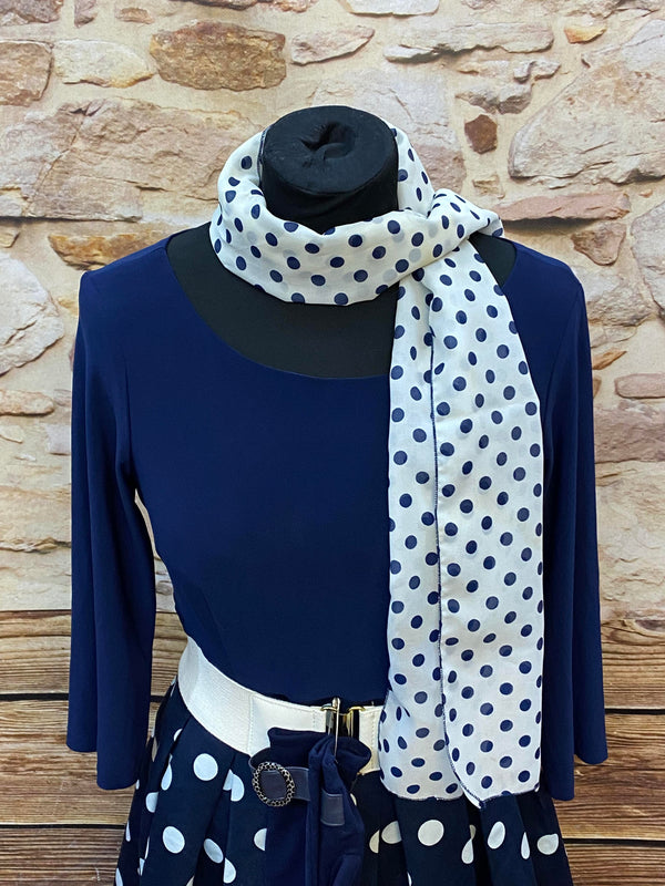 „Vintage Rockabilly Kleid mit Halstuch und Handschuhen im 50er Jahre Stil“