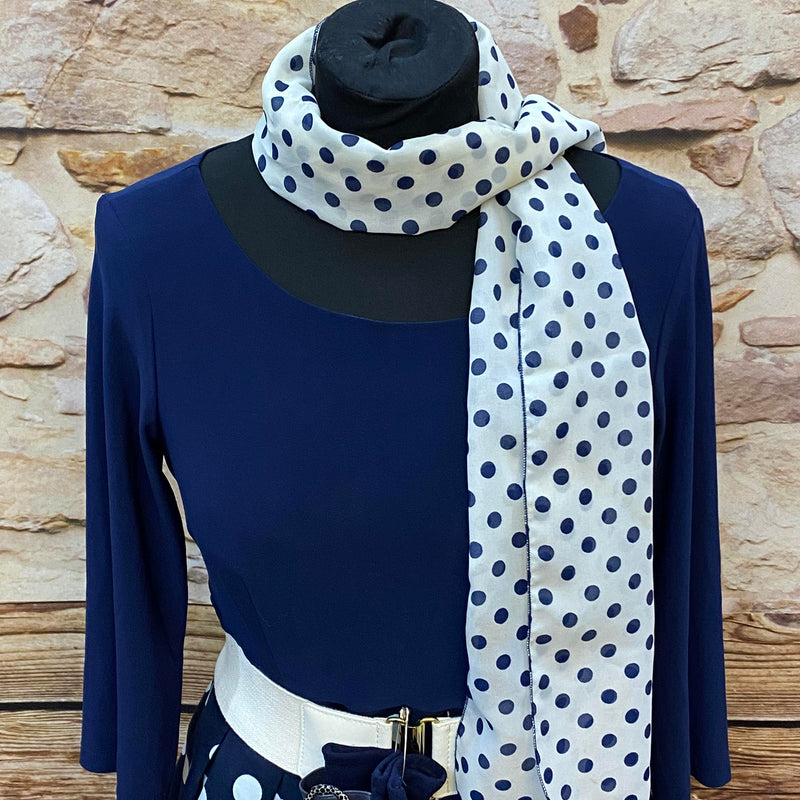 „Vintage Rockabilly Kleid mit Halstuch und Handschuhen im 50er Jahre Stil“