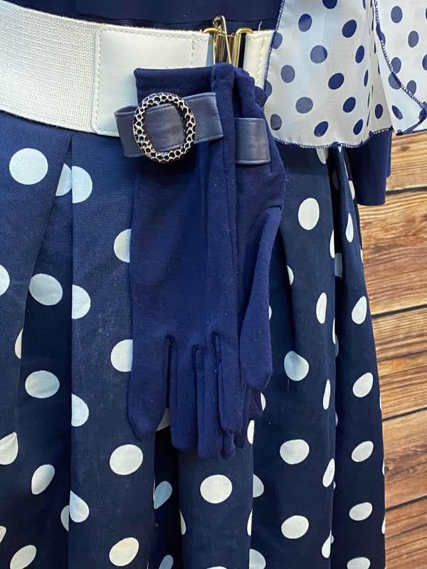„Retro Damen Outfit mit Polka Dot Kleid und Accessoires im 1950er Look“