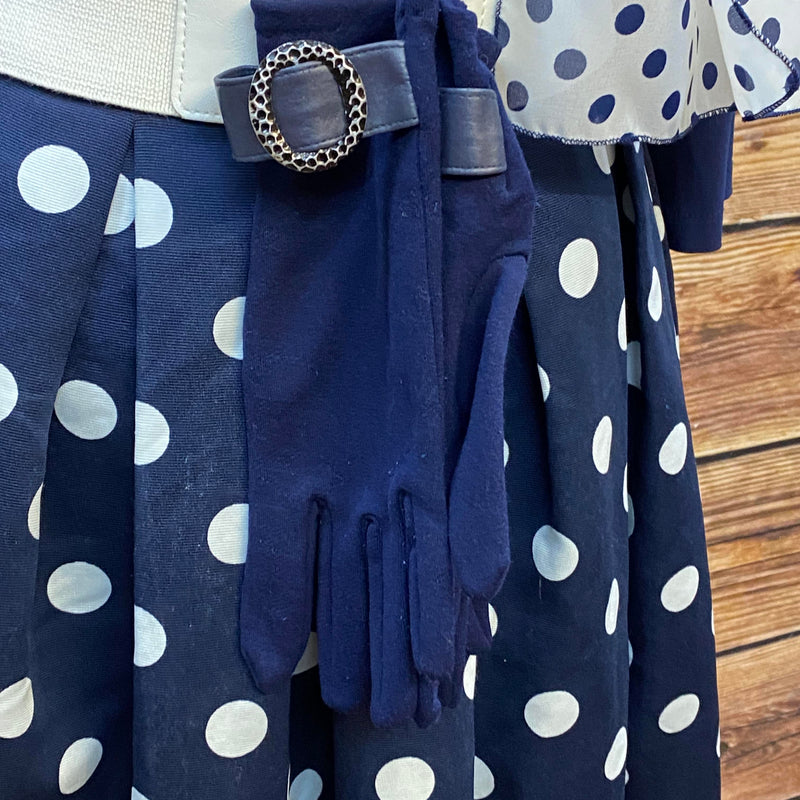 „Retro Damen Outfit mit Polka Dot Kleid und Accessoires im 1950er Look“