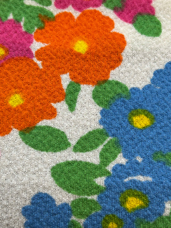 „60er Jahre Kleid als Vintage Unikat mit buntem Blumenmuster im Flower Power Stil für Damen Größe 50, Nahaufnahme“