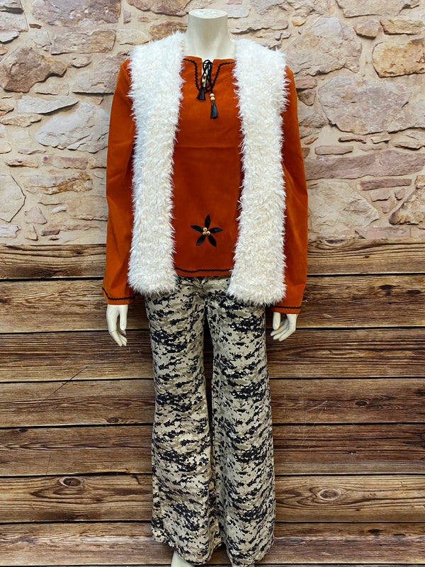 „70er Jahre Damen Outfit mit Schlaghose und Fellweste im Boho Stil“