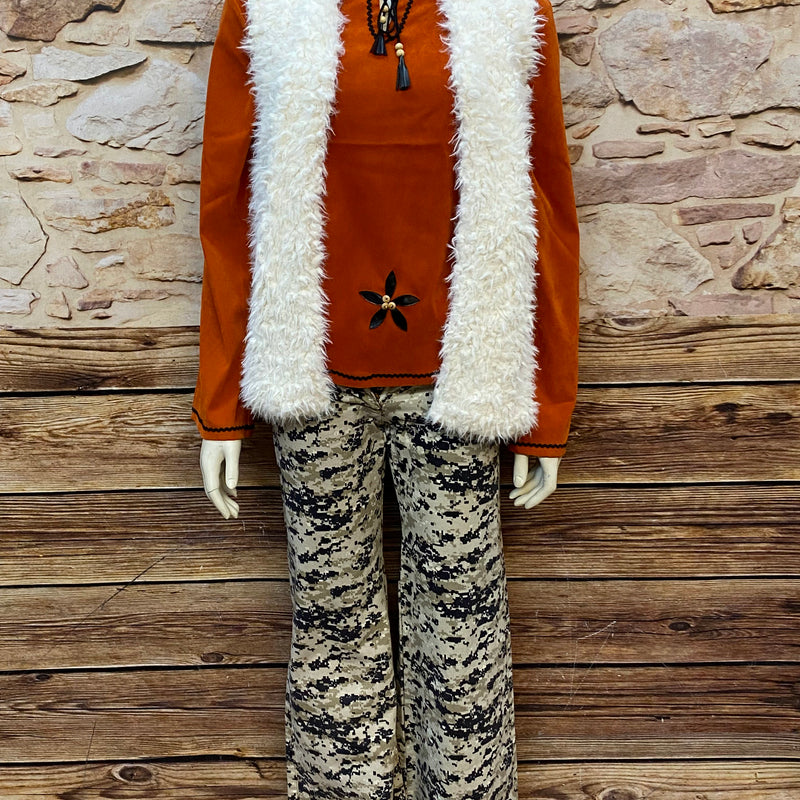 „70er Jahre Damen Outfit mit Schlaghose und Fellweste im Boho Stil“