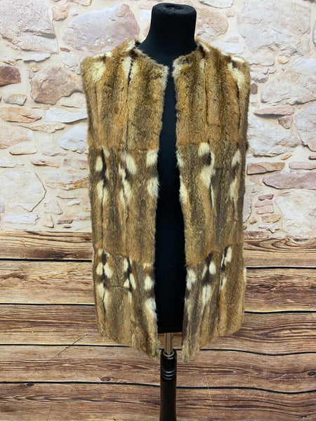 70er Vintage Fellweste vorne in Naturbraun und Creme, Echtfell, Größe 38 auf Schneiderpuppe