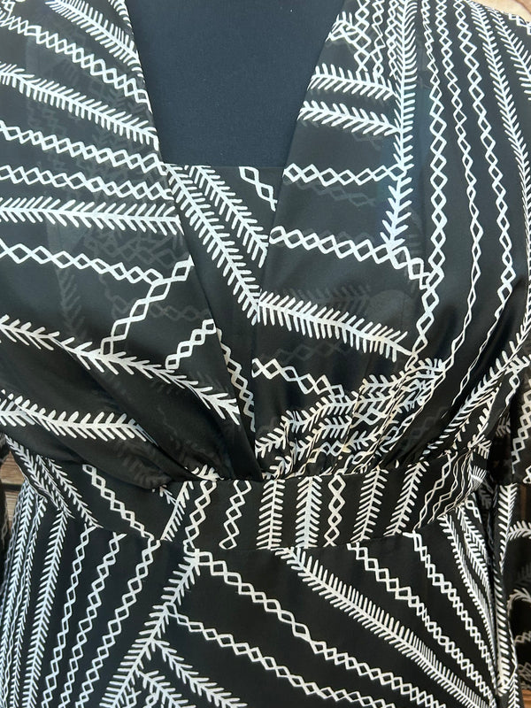 „Detail drapierter V-Ausschnitt und Empire-Taille des 70er-Jahre Kleids“