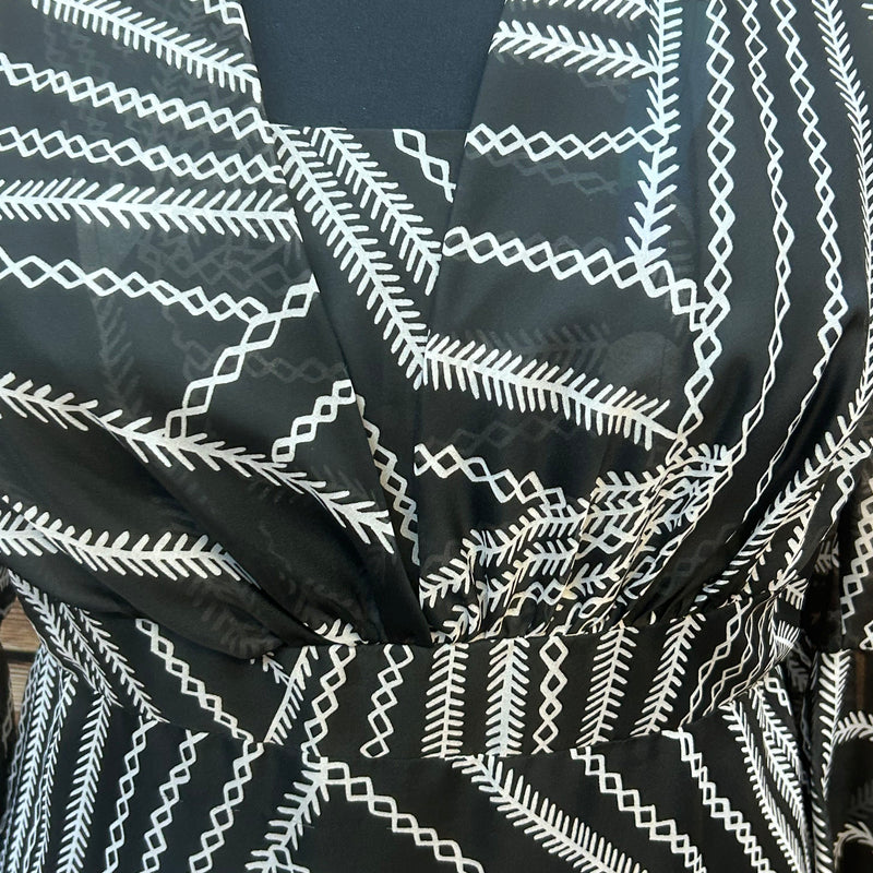 „Detail drapierter V-Ausschnitt und Empire-Taille des 70er-Jahre Kleids“