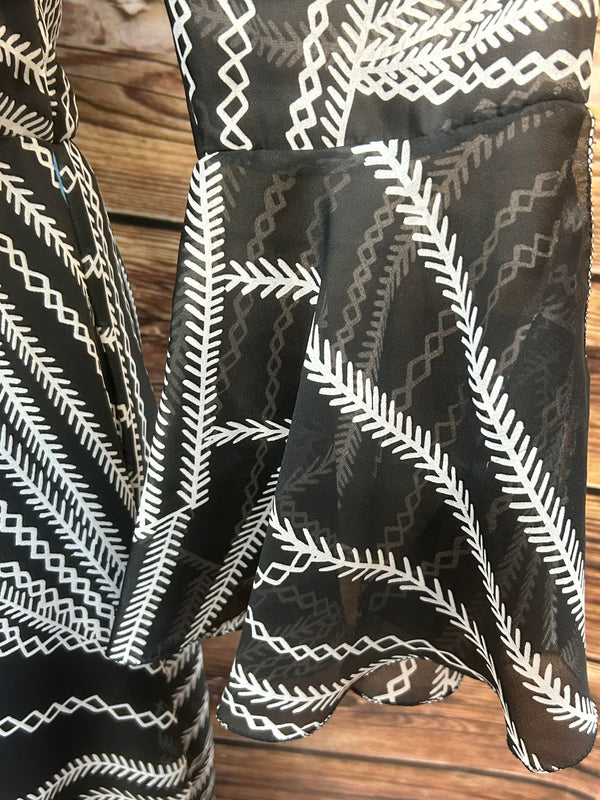 „Trompetenärmel aus semitransparentem Stoff mit grafischem Print“