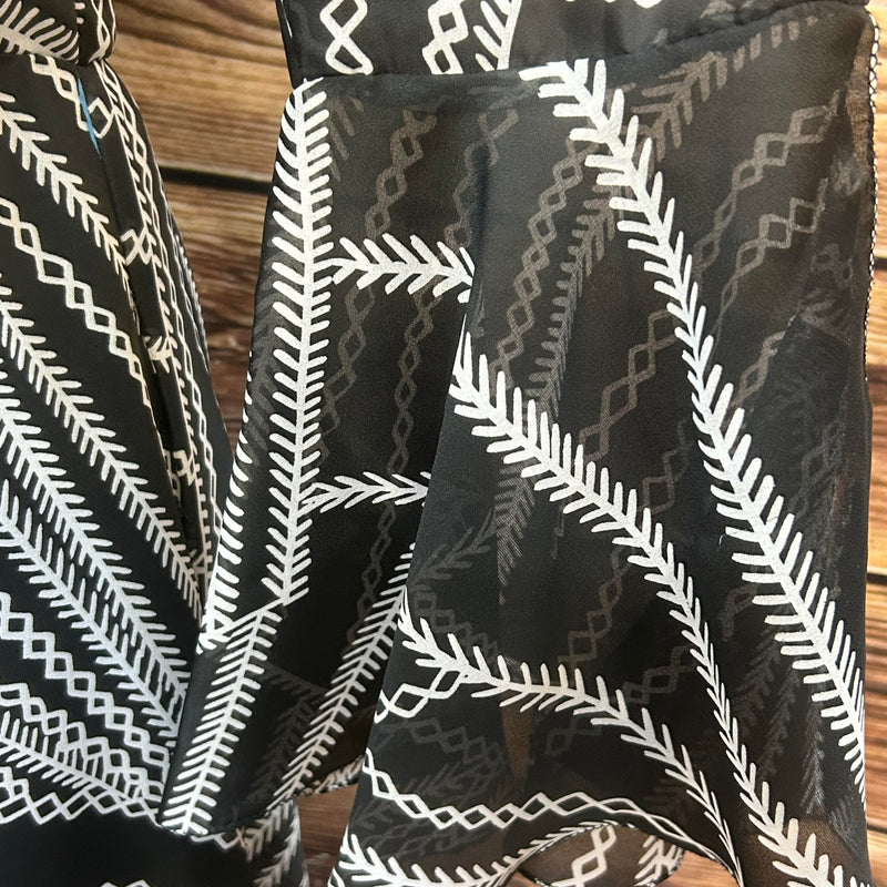 „Trompetenärmel aus semitransparentem Stoff mit grafischem Print“