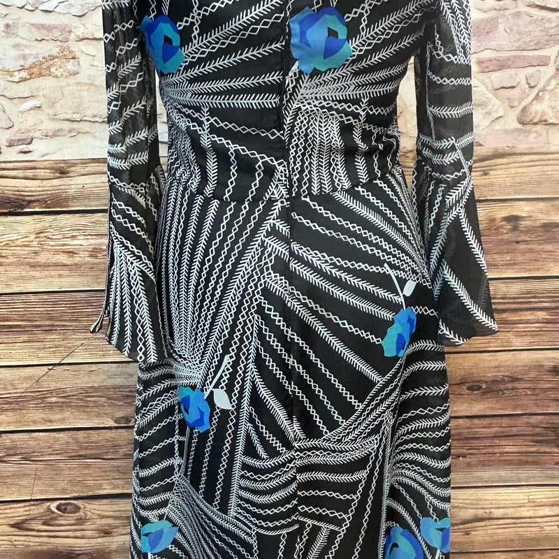 „Rückansicht des 70er-Jahre Maxikleids mit Reißverschluss und Blumenmuster am Saum“