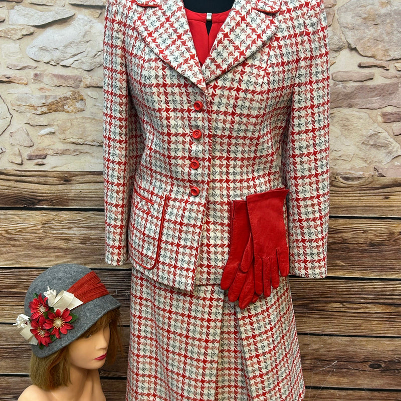 70er Jahre Kostüm Damen rot kariert Gr.40.  Rote Bluse, Tweed-Jacke, Rock, rote Leder-Handschuhe und handgefertigter Hut.