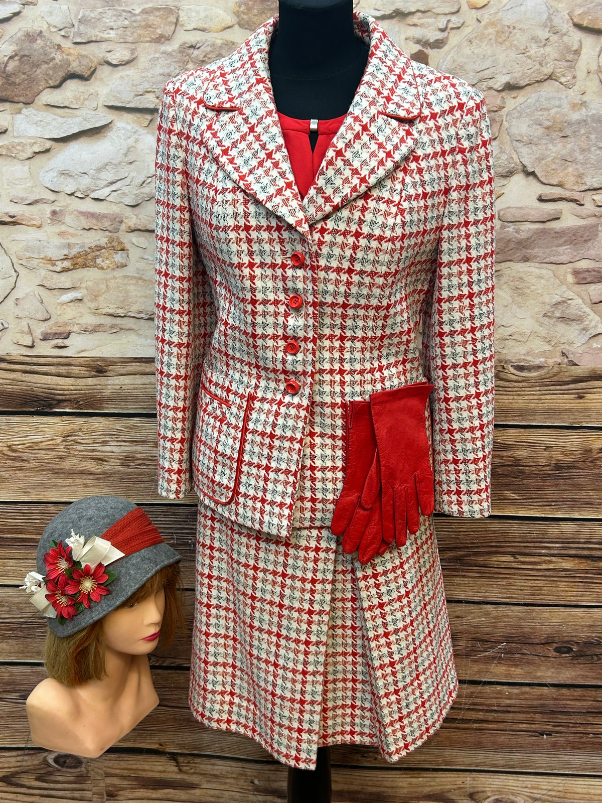 70er Jahre Kostüm Damen rot kariert Gr.40.  Rote Bluse, Tweed-Jacke, Rock, rote Leder-Handschuhe und handgefertigter Hut.