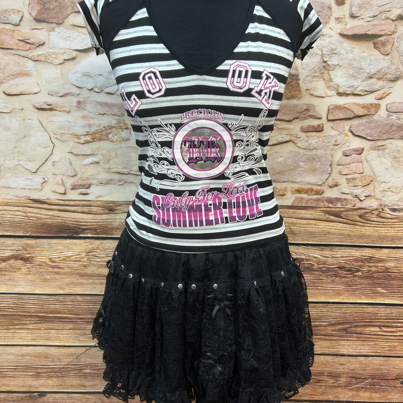80er-Jahre Damen-Zweiteiler: gestreiftes Summer-Love-Top und schwarzer Spitzen-Minirock, Größe M, sehr guter Zustand.