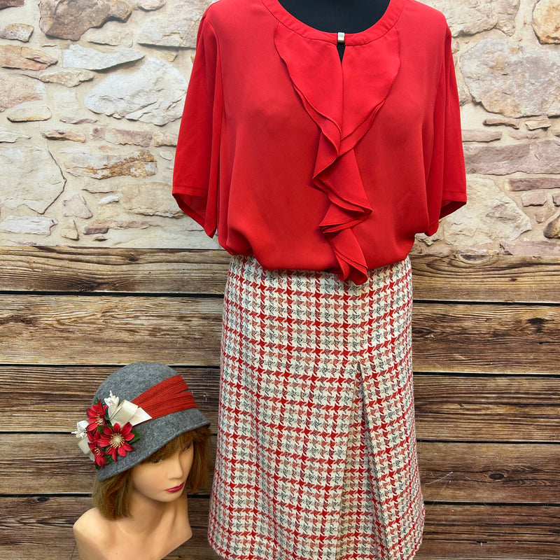 Vintage Damen Tweed-Kostüm aus den 1970ern mit Hut, Bluse und Handschuhen