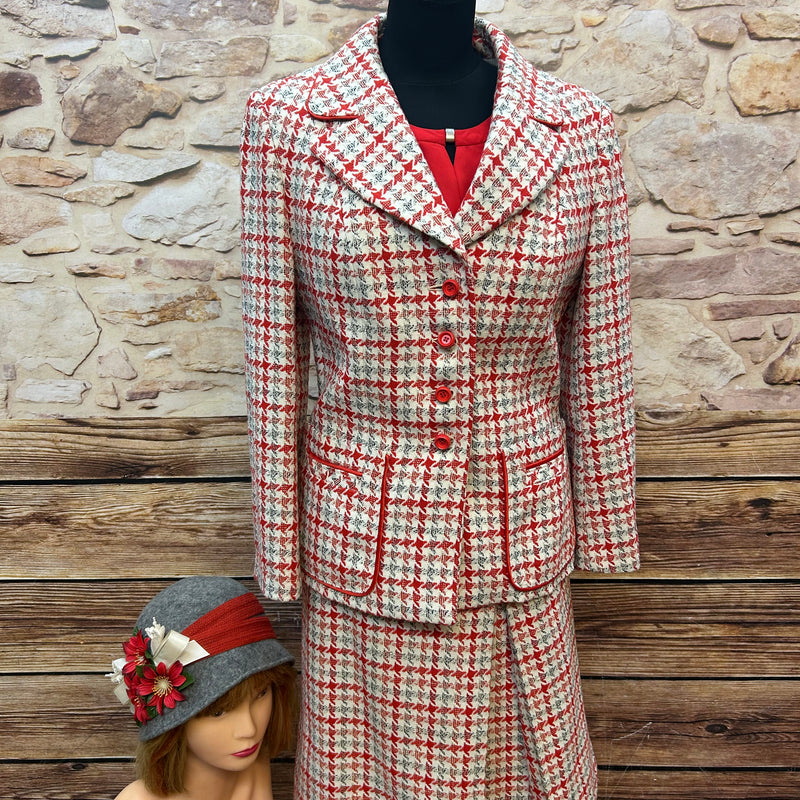 Vintage Damen Tweed-Kostüm aus den 1970ern mit Hut, Bluse und Handschuhen