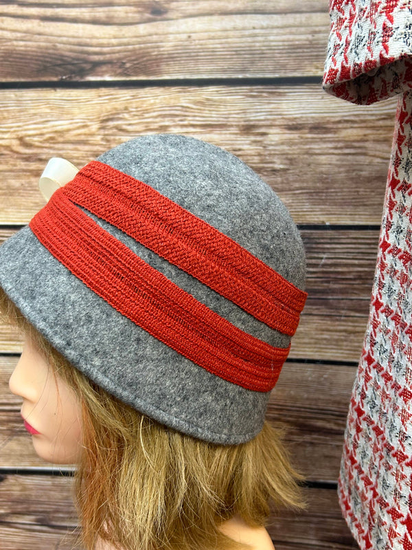 Vintage Damen Tweed-Kostüm aus den 1970ern mit Hut, Bluse und Handschuhen