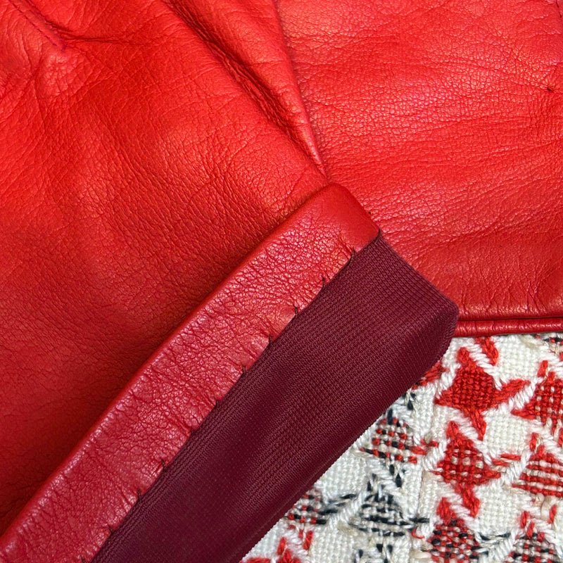 Vintage Damen Tweed-Kostüm aus den 1970ern mit Hut, Bluse und Handschuhen