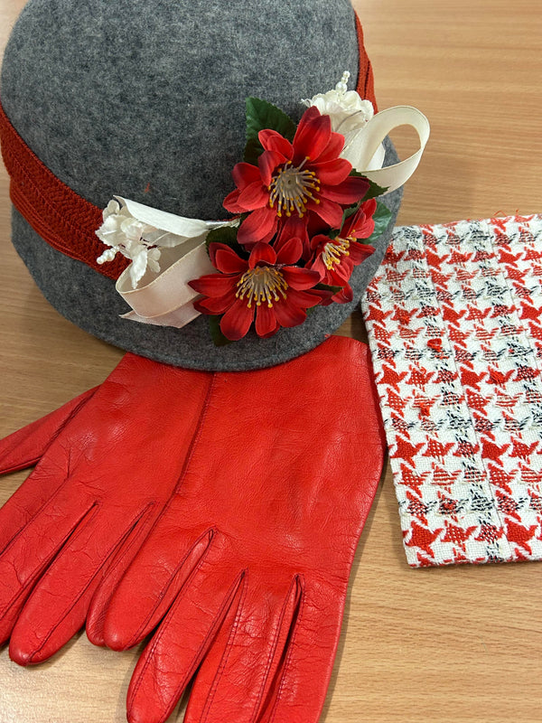 Vintage Damen Tweed-Kostüm aus den 1970ern mit Hut, Bluse und Handschuhen