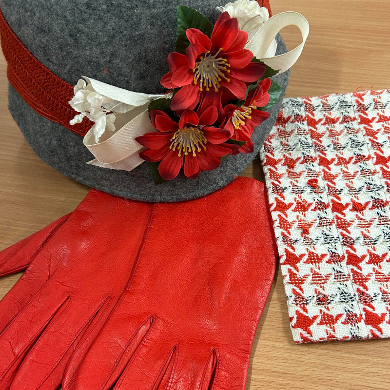 Vintage Damen Tweed-Kostüm aus den 1970ern mit Hut, Bluse und Handschuhen
