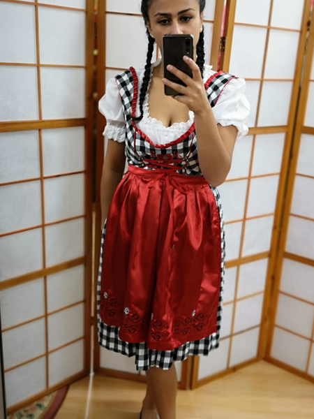 Dirndl in Rot und Schwarz – EU Größe 34