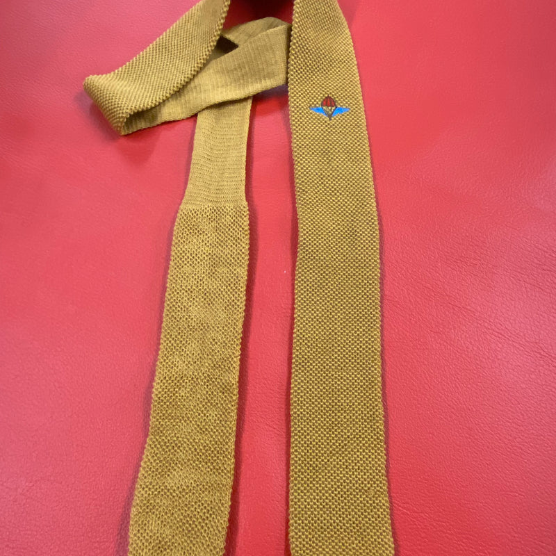 Schmale Vintage Strickkrawatte aus reiner Wolle in Senfgelb