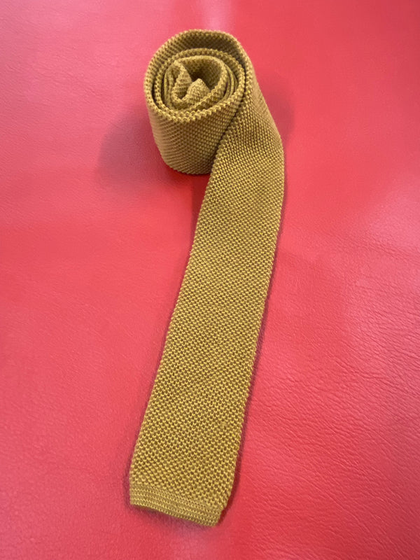 Schmale Vintage Strickkrawatte aus reiner Wolle in Senfgelb